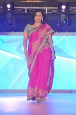 Manasi Joshi Roy walk the ramp at Umeed-Ek Koshish charitable fashion show in Leela hotel on 9th Nov 2012,1 (48).JPG